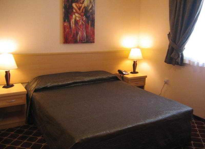 Life Hotel ไคริเนีย ภายนอก รูปภาพ