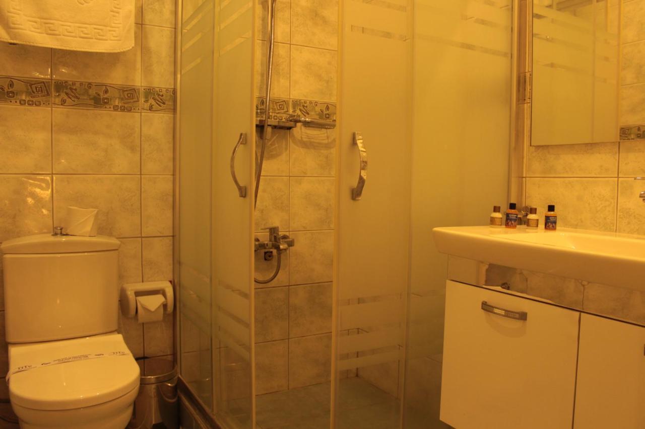 Life Hotel ไคริเนีย ภายนอก รูปภาพ